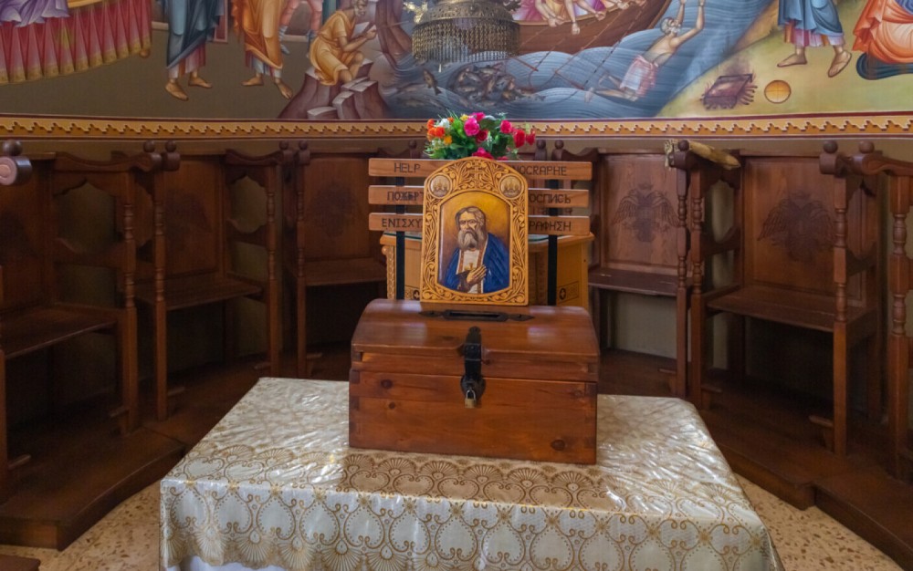 Fără frică de Dumnezeu. Hoții au dat buzna într-o biserică de la Strășeni și au furat toți banii din cutia milei